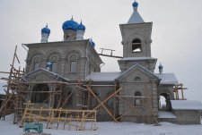 Воздвижение крестов на купола храма Рождества Пресвятой Богородицы