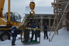 Воздвижение крестов на купола храма Рождества Пресвятой Богородицы