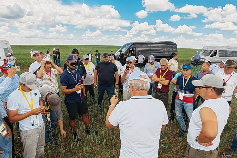 «ЭкоНива» совместно с казахстанским предприятием организовали первый собственный полевой семинар в республике 